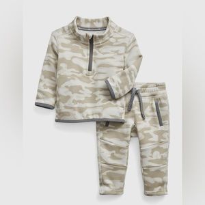 NWT gap fit lined 6-12 months camo sweatsuit